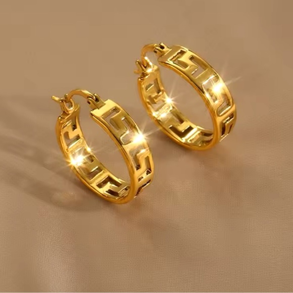 Veronique - Vintage Classic Style Hoop Earrings - Picture 3 of 7